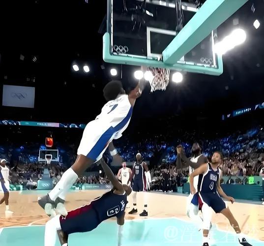 里弗斯疾速反攻 突破防守轻松上篮