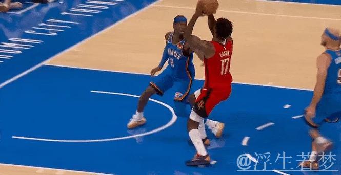 伊森带球冲击篮筐 命中上篮并造成犯规