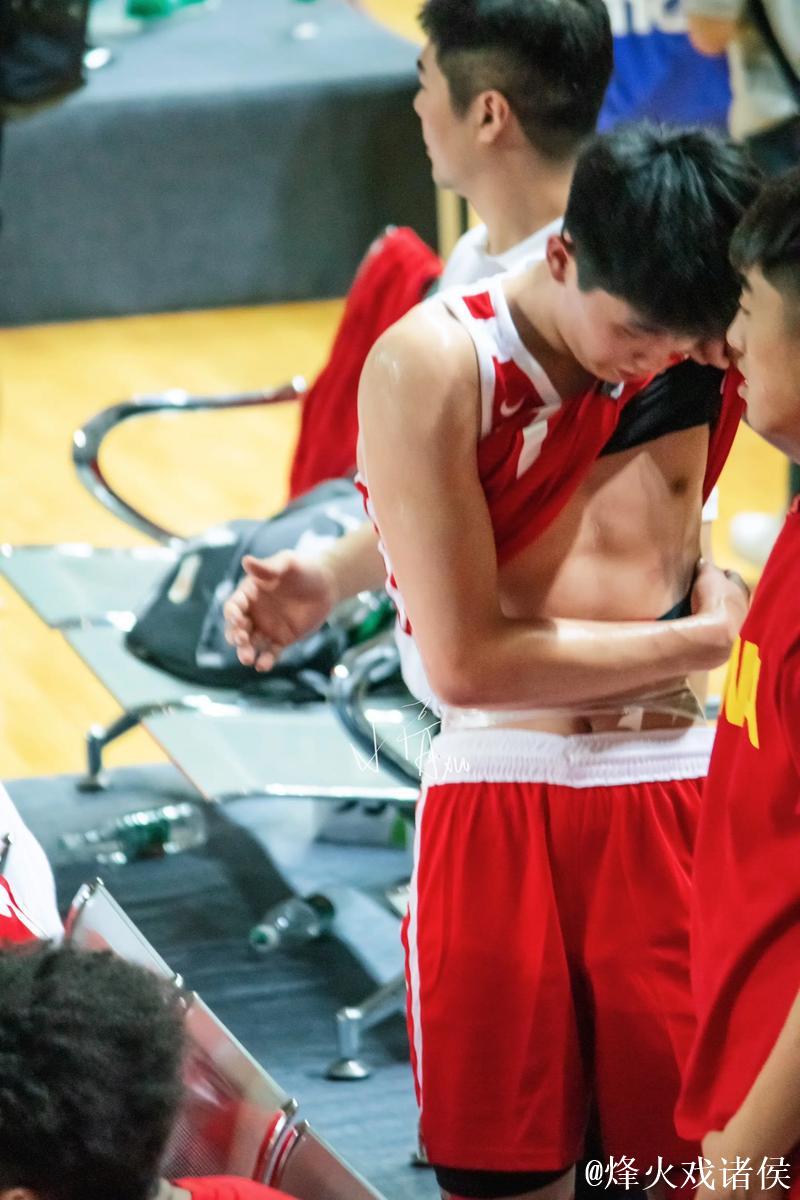 李悦洲空砍52分难挽败局,U18男篮广东队勇夺冠军 李悦洲空砍52分难挽败局,U18男篮广东队勇夺冠军